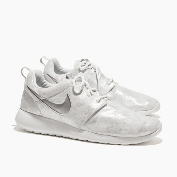 Women's Roshe One Premium Shoe - Picture 2 of 8